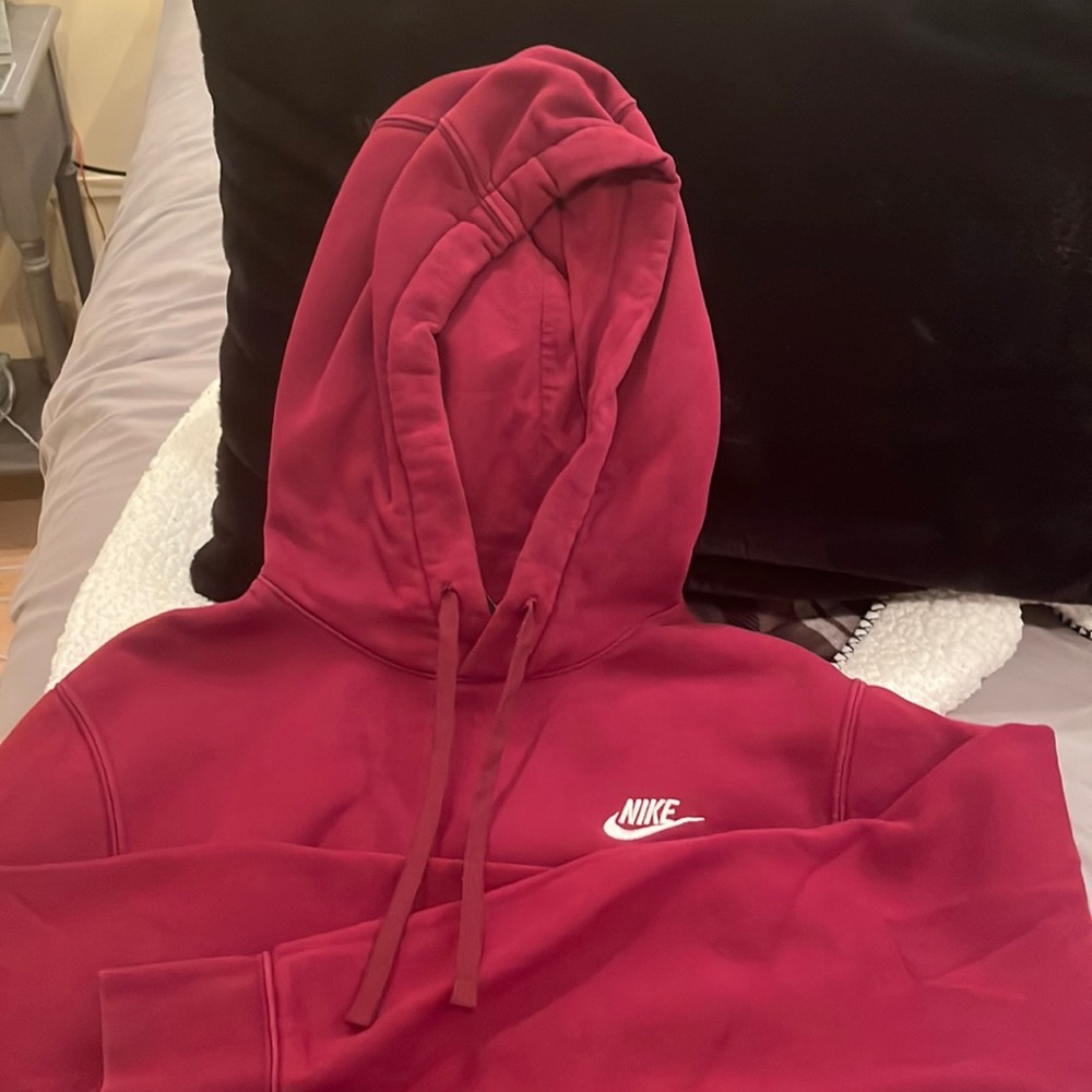 Women’s maroon Nike hoodie, good condition